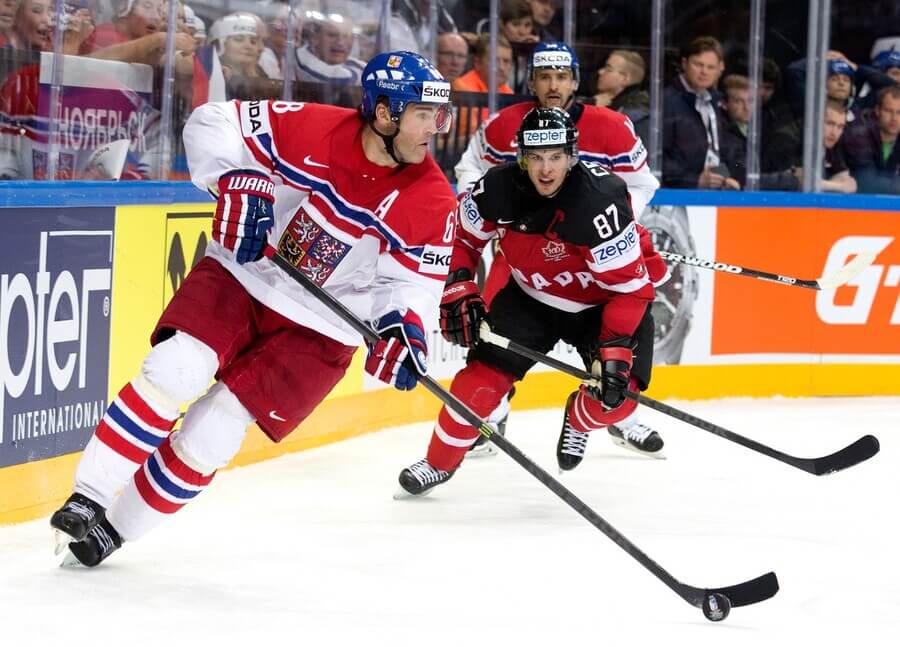 Kanaďan Sidney Crosby se blíží k Jaromíru Jágrovi v semifinále MS 2015, které se hrálo v Praze.