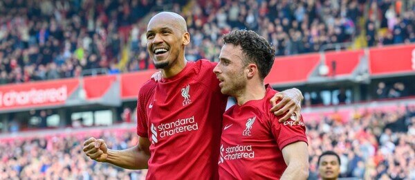 Fabinho a Diogo Jota slaví gól do sítě Nottinghamu Forest