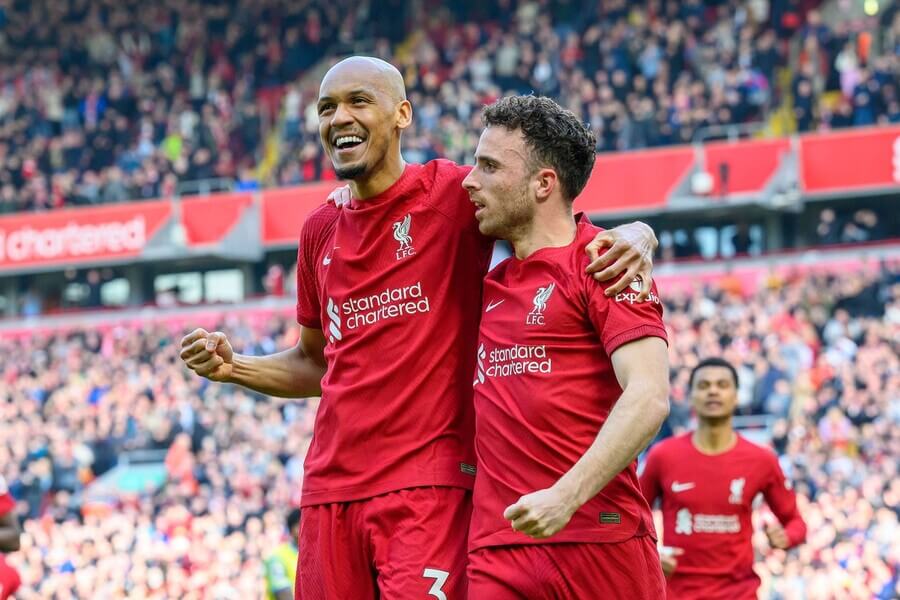 Fabinho a Diogo Jota slaví gól do sítě Nottinghamu Forest