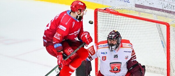 Hokejisté Tomáš Marcinko (Oceláři Třinec) a Matěj Machovský (Mountfield HK) v 5. finále play off Tipsport extraligy 2023 - sledujte dnes 6. zápas Třinec vs Hradec živě