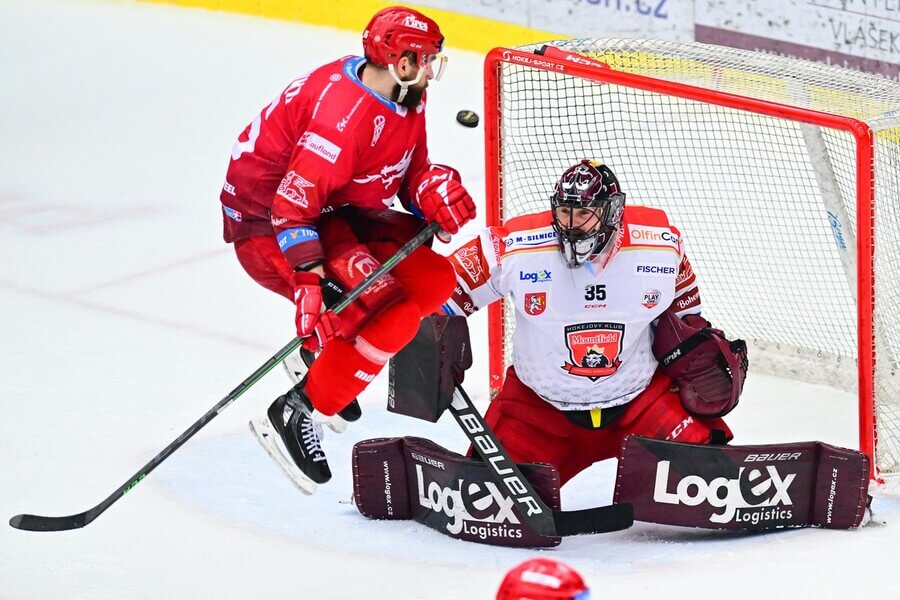 Hokejisté Tomáš Marcinko (Oceláři Třinec) a Matěj Machovský (Mountfield HK) v 5. finále play off Tipsport extraligy 2023 - sledujte dnes 6. zápas Třinec vs Hradec živě