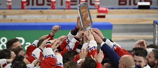 Český národní tým se raduje z bronzu na MS 2022