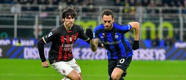 Sandro Tonali a Hakan Çalhanoğlu bojují o míč v ligovém derby