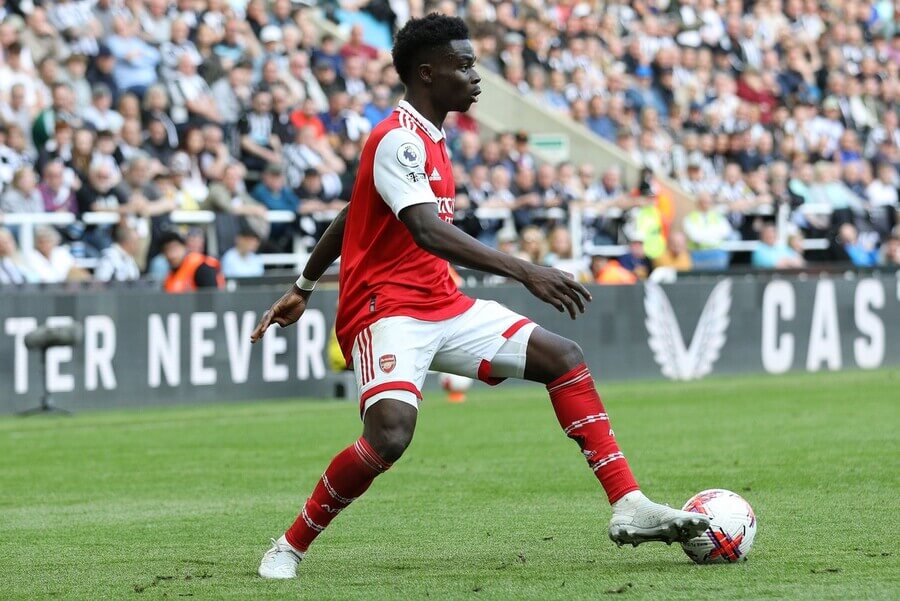 Bukayo Saka během utkání v Newcastlu