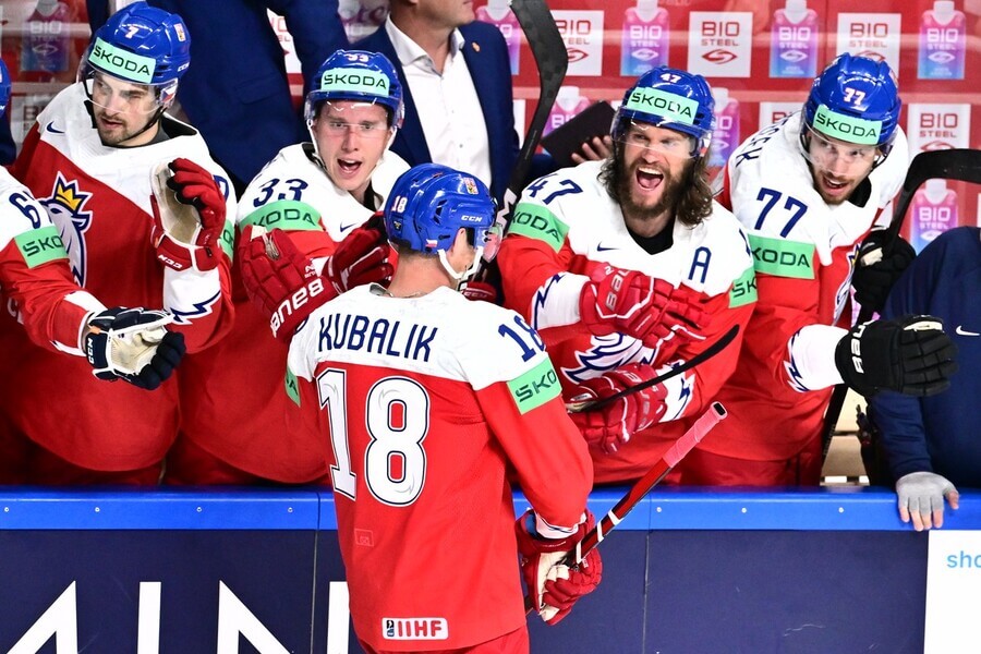 Dominik Kubalík a spoluhráči slaví gól české reprezentace na MS v hokeji 2023 - sledujte dnes hokej Česko vs Lotyšsko živě online