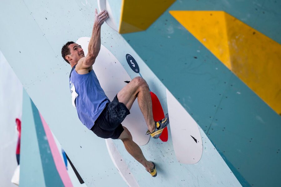 Sportovní lezení, Adam Ondra během olympijského boulderingu, Paříž, Francie