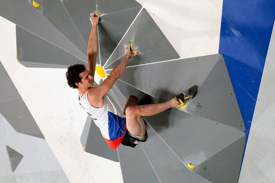 Sportovní lezení, Adam Ondra při boulderingu na LOH v Tokiu