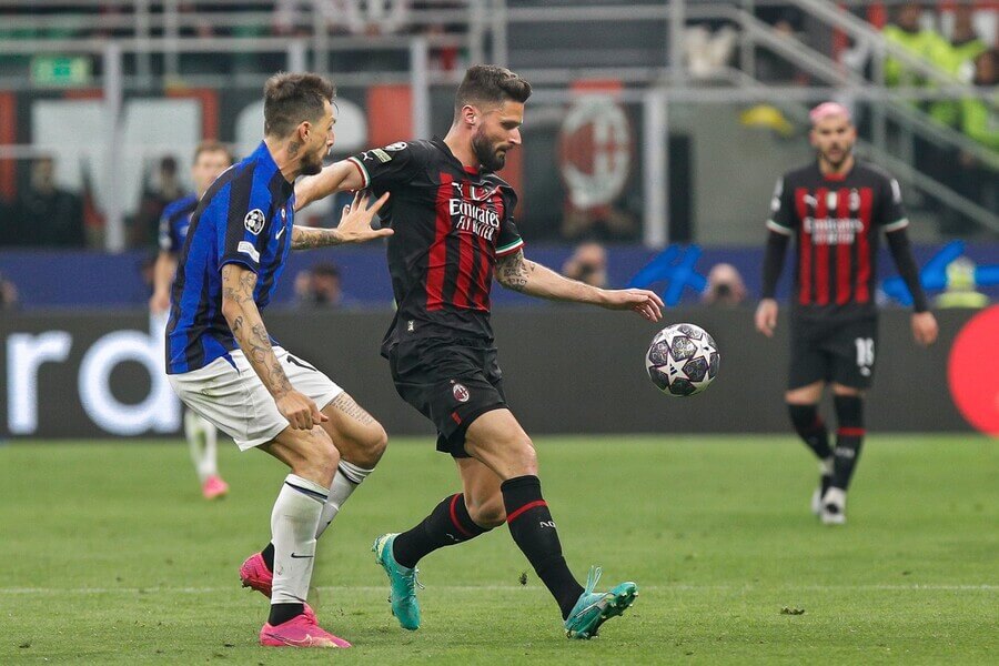 Olivier Giroud si snaží pokrýt míč před Francescem Acerbim