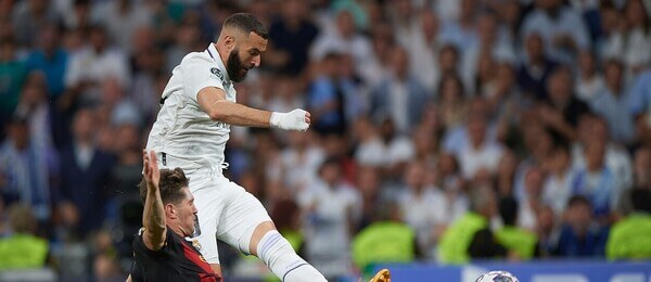 Karim Benzema v prvním utkání střílí přes Johna Stonese