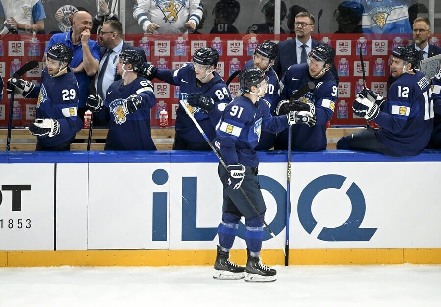 Hokejisté Finska oslavují gól na MS v ledním hokeji 2023 - sledujte dnes hokej Finsko vs Francie