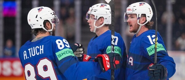 Reprezentanti USA oslavují gól na MS v ledním hokeji 2023 - sledujte dnes hokej USA vs Rakousko živě online