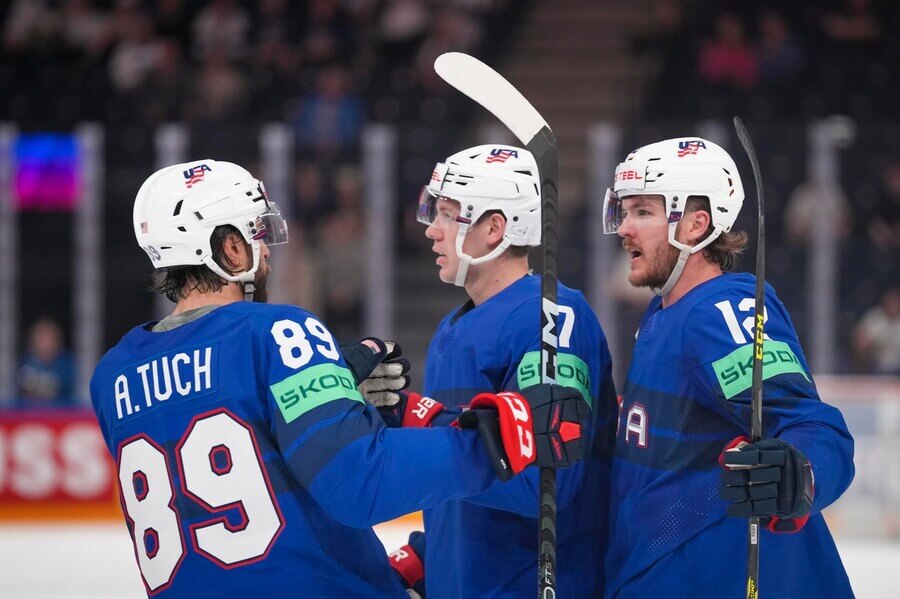 Reprezentanti USA oslavují gól na MS v ledním hokeji 2023 - sledujte dnes hokej USA vs Rakousko živě online