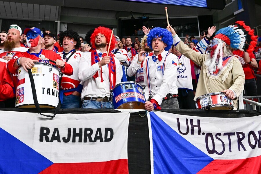 Čeští fanoušci během MS v ledním hokeji 2023 v lotyšské Rize. Kde se uskuteční příští mistrovství světa v hokeji?
