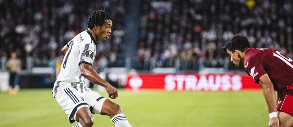 Juan Cuadrado se snaží obejít Marcose Acuñu