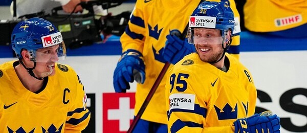 Hokejisté Švédska Jakob Silfverberg a Jacob de la Rose na MS v hokeji 2023 - sledujte dnes hokej Švédsko vs Francie živě online