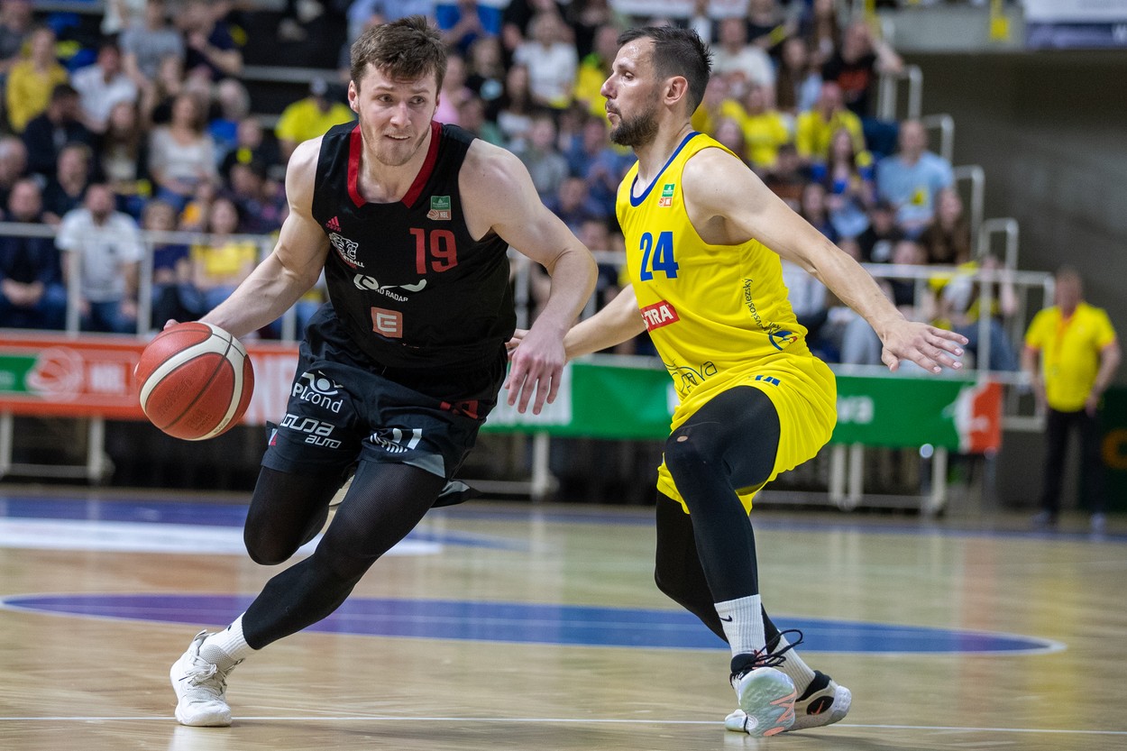 Basketbalisté Ondřej Sehnal a Jakub Šiřina v semifinále play off NBL 2023 - sledujte dnes basketbal Nymburk vs Opava živě online
