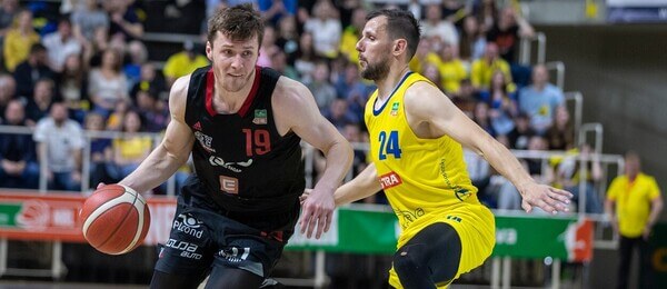 Basketbalisté Ondřej Sehnal a Jakub Šiřina v semifinále play off NBL 2023 - sledujte dnes basketbal Nymburk vs Opava živě online