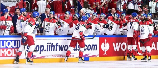 Čeští hokejisté oslavují gól v zápase s Kanadou na MS 2023 - s kým hrají Češi čtvrtfinále na MS v hokeji - soupeř, termín, výsledky