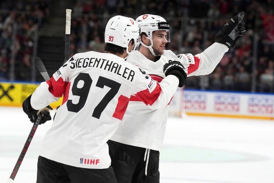 Hráči NHL Jonas Siegenthaler a Nico Hischier posílili Švýcarsko v průběhu MS v hokeji 2023