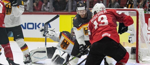 Útočník Švýcarska Nico Hischier střílí na branku Německa na MS v hokeji - sledujte dnes hokej Švýcarsko vs Německo živě - čtvrtfinále MS 2023 online