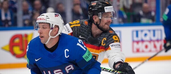 Kapitáni Nick Bonino a Moritz Muller v zápase USA vs Německo na MS v hokeji 2023 - sledujte dnes semifinále USA vs Německo živě online - live stream zdarma