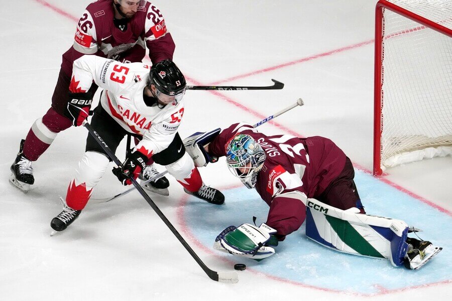 Sledujte mistrovství světa v hokeji živě na Fortuna TV. Online livestream semifinálového zápasu Kanada - Lotyšsko začíná dnes ve 13:20.