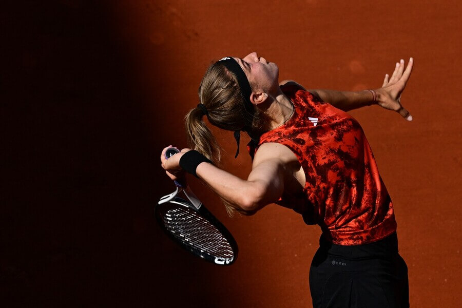 Česká tenistka Karolína Muchová ve vítězném utkání na Roland Garros 2023 v Paříži - sledujte dnes tenis Muchová vs Begu na French Open 2023 živě online