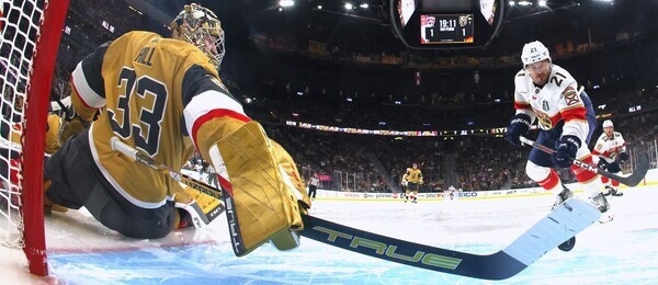 Brankář Vegas Adin Hill předvedl v 1.finále senzační zákrok, kterým udržel svůj tým ve hře. Sledujte pokračování bojů o Stanley Cup dnes od 02:00 živě v livestreamu na TV Tipsport.