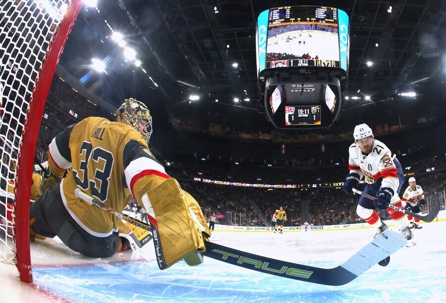 Brankář Vegas Adin Hill předvedl v 1.finále senzační zákrok, kterým udržel svůj tým ve hře. Sledujte pokračování bojů o Stanley Cup dnes od 02:00 živě v livestreamu na TV Tipsport.