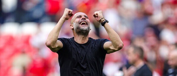 Trenér Pep Guardiola se raduje z triumfu v FA Cupu