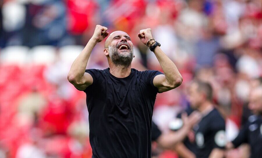 Trenér Pep Guardiola se raduje z triumfu v FA Cupu
