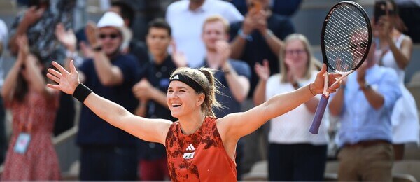 Česká tenistka Karolína Muchová oslavuje postup do finále French Open 2023 - sledujte dnes tenis Muchová vs Swiatek živě online