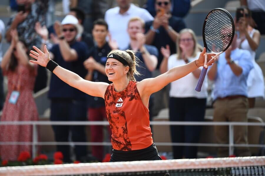 Česká tenistka Karolína Muchová oslavuje postup do finále French Open 2023 - sledujte dnes tenis Muchová vs Swiatek živě online