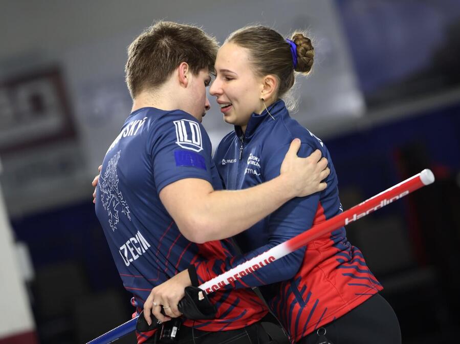Čeští curleři se radují z&nbsp;postupu na olympiádu
