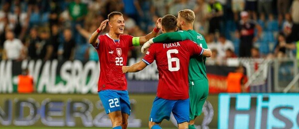 Filip Kaloč, Michal Fukala a Vítězslav Jaroš se radují z výhry nad Německem