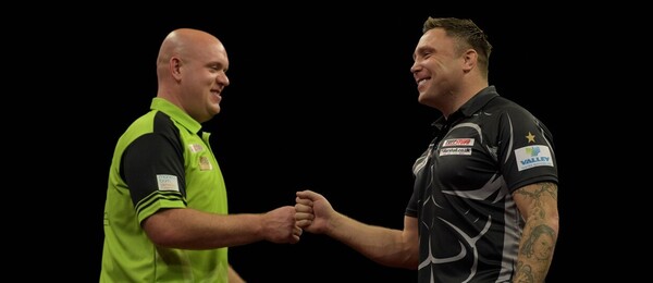 Šipky, PDC, Michael van Gerwen a Gerwyn Price během zápasu Premier League