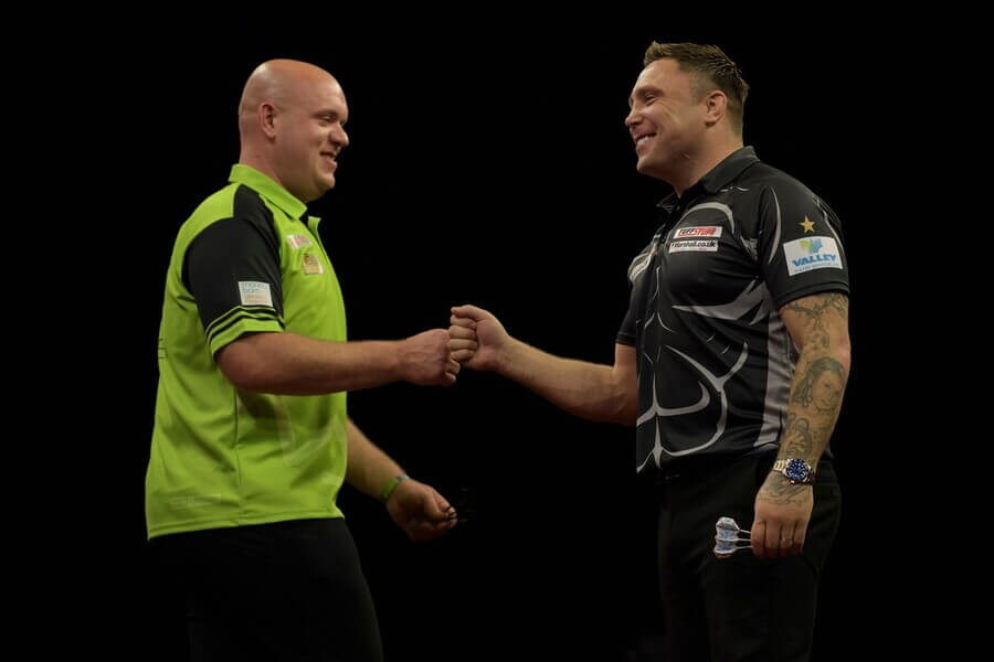 Šipky, PDC, Michael van Gerwen a Gerwyn Price během zápasu Premier League