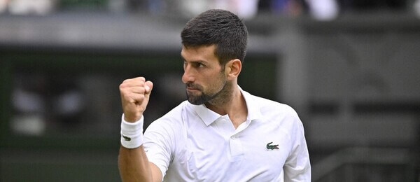 Tenis, Wimbledon, Novak Djokovič a vítězné gesto během čtvrfinále s Rublevem
