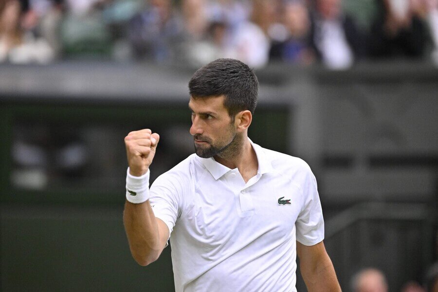 Tenis, Wimbledon, Novak Djokovič a vítězné gesto během čtvrfinále s Rublevem