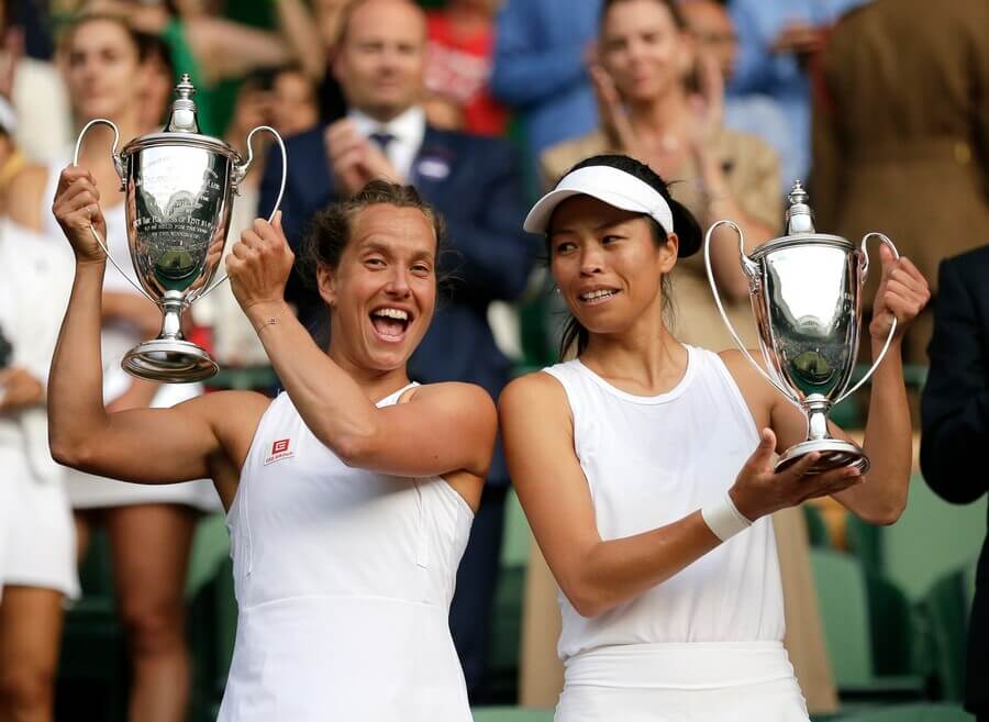 Barbora Strýcová a Su-Wei Hsieh po vítězství v ženské čtyřhře na Wimbledonu 2019