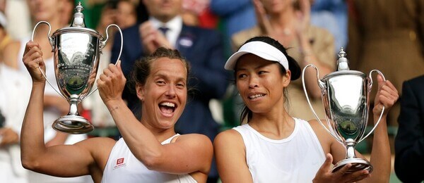 Barbora Strýcová a Su-Wei Hsieh po vítězství v ženské čtyřhře na Wimbledonu 2019