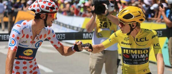 Giulio Ciccone v puntíkovaném a Jonas Vingegaard ve žlutém dresu na Tour de France 2023