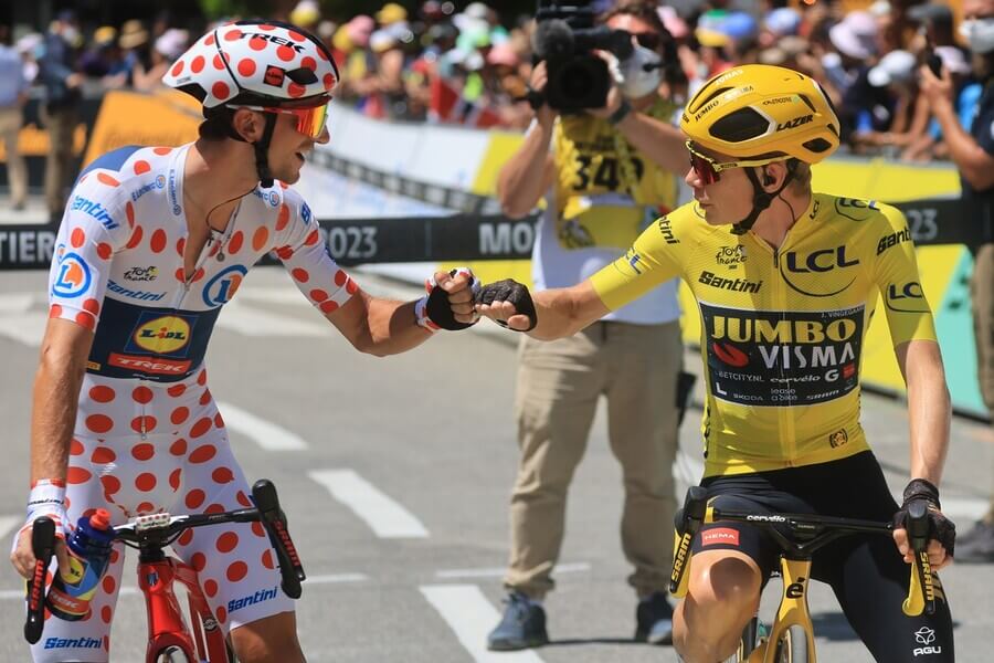 Giulio Ciccone v puntíkovaném a Jonas Vingegaard ve žlutém dresu na Tour de France 2023