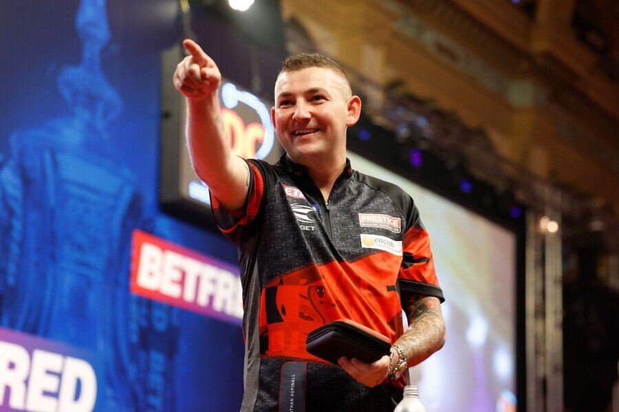 Šipky, PDC, Nathan Aspinall během turnaje World Matchplay