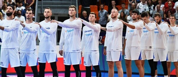 Česká basketbalová reprezentace během národní hymny