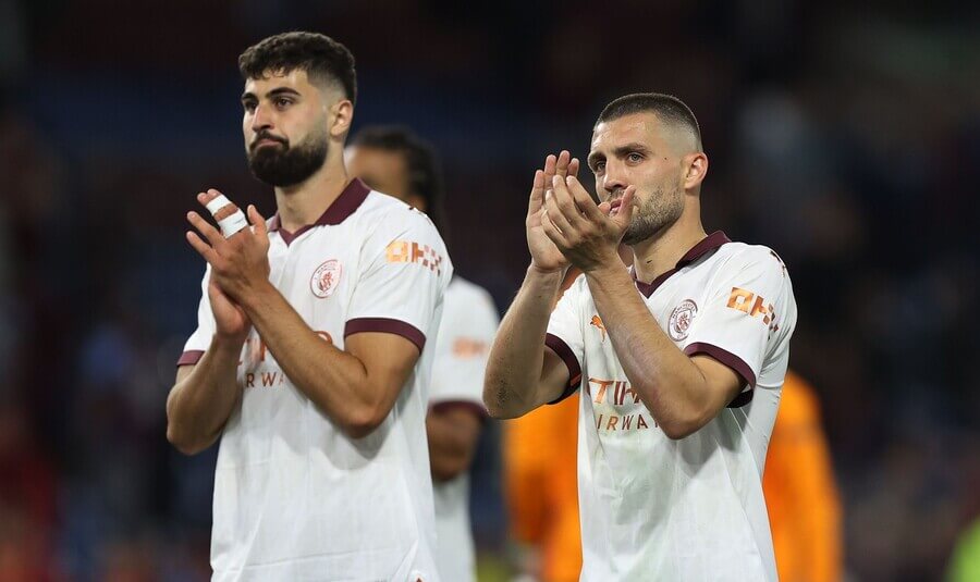 Joško Gvardiol a Mateo Kovačić děkují fanouškům po výhře nad Burnley