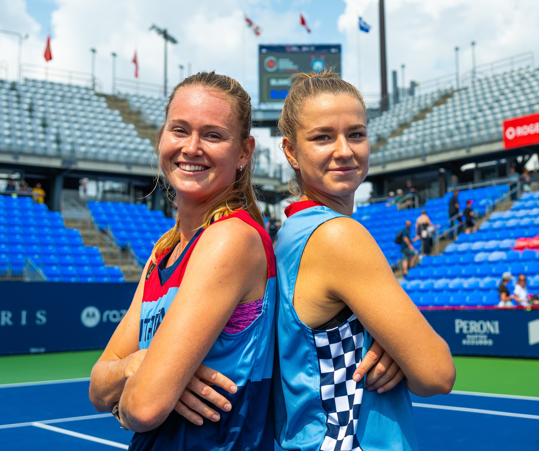 Tenistky Marie Bouzková a Karolína Muchová během exhibice před turnajem WTA 1000 v Montrealu - sledujte dnes tenis Bouzková vs Muchová živě online