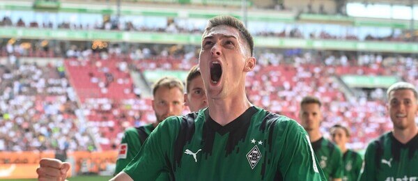 Tomáš Čvančara slaví svůj druhý gól proti Augsburgu