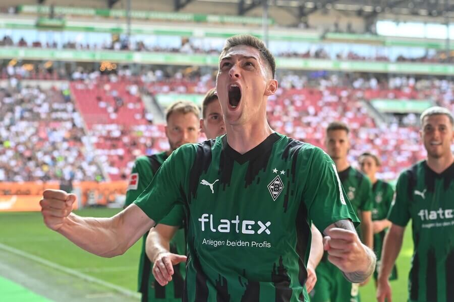 Tomáš Čvančara slaví svůj druhý gól proti Augsburgu