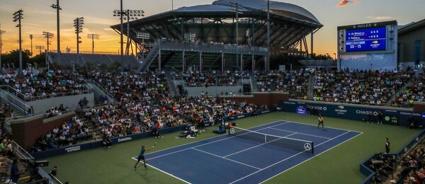 Tenis, grandslam US Open v New Yorku, kurt číslo 17 při západu Slunce